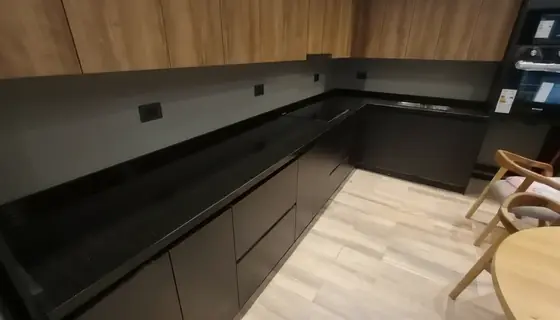 Trabajo realizado en Granito Negro Brasil — obra de Granimar, marmolería en Lanús y Hudson