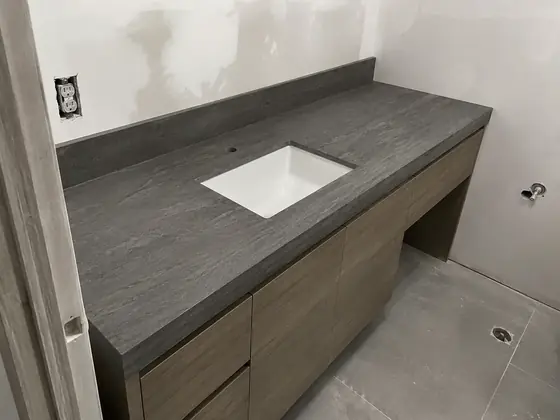 Trabajo realizado en Neolith Aspen Grey — obra de Granimar, marmolería en Lanús y Hudson