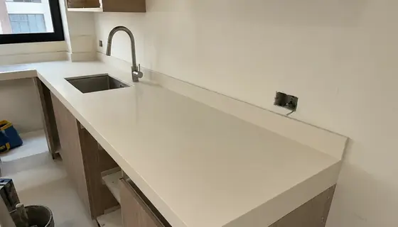Trabajo realizado en Neolith Avorio — obra de Granimar, marmolería en Lanús y Hudson