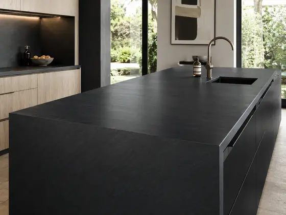 Trabajo realizado en Neolith Basalt Black — obra de Granimar, marmolería en Lanús y Hudson