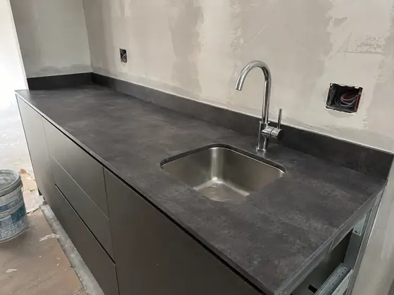 Trabajo realizado en Neolith Grey — obra de Granimar, marmolería en Lanús y Hudson