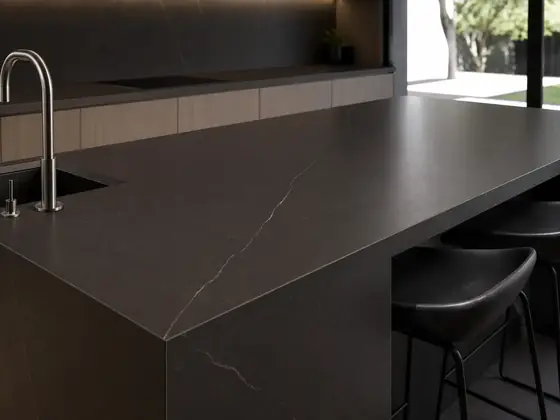 Trabajo realizado en Neolith Nero Marquina — obra de Granimar, marmolería en Lanús y Hudson