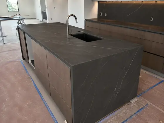Trabajo realizado en Neolith Pietra Grey — obra de Granimar, marmolería en Lanús y Hudson