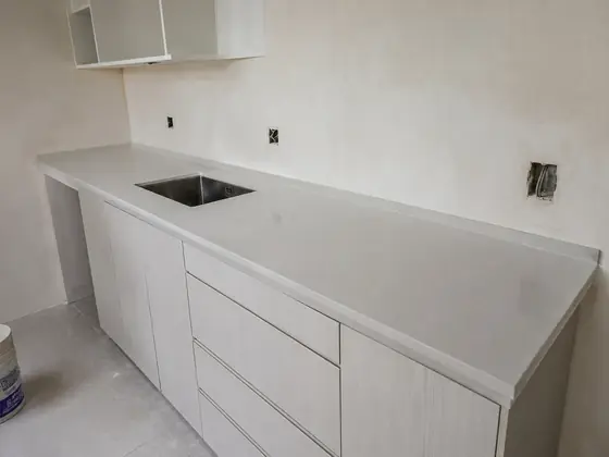 Trabajo realizado en Purastone Gris Fósil — obra de Granimar, marmolería en Lanús y Hudson